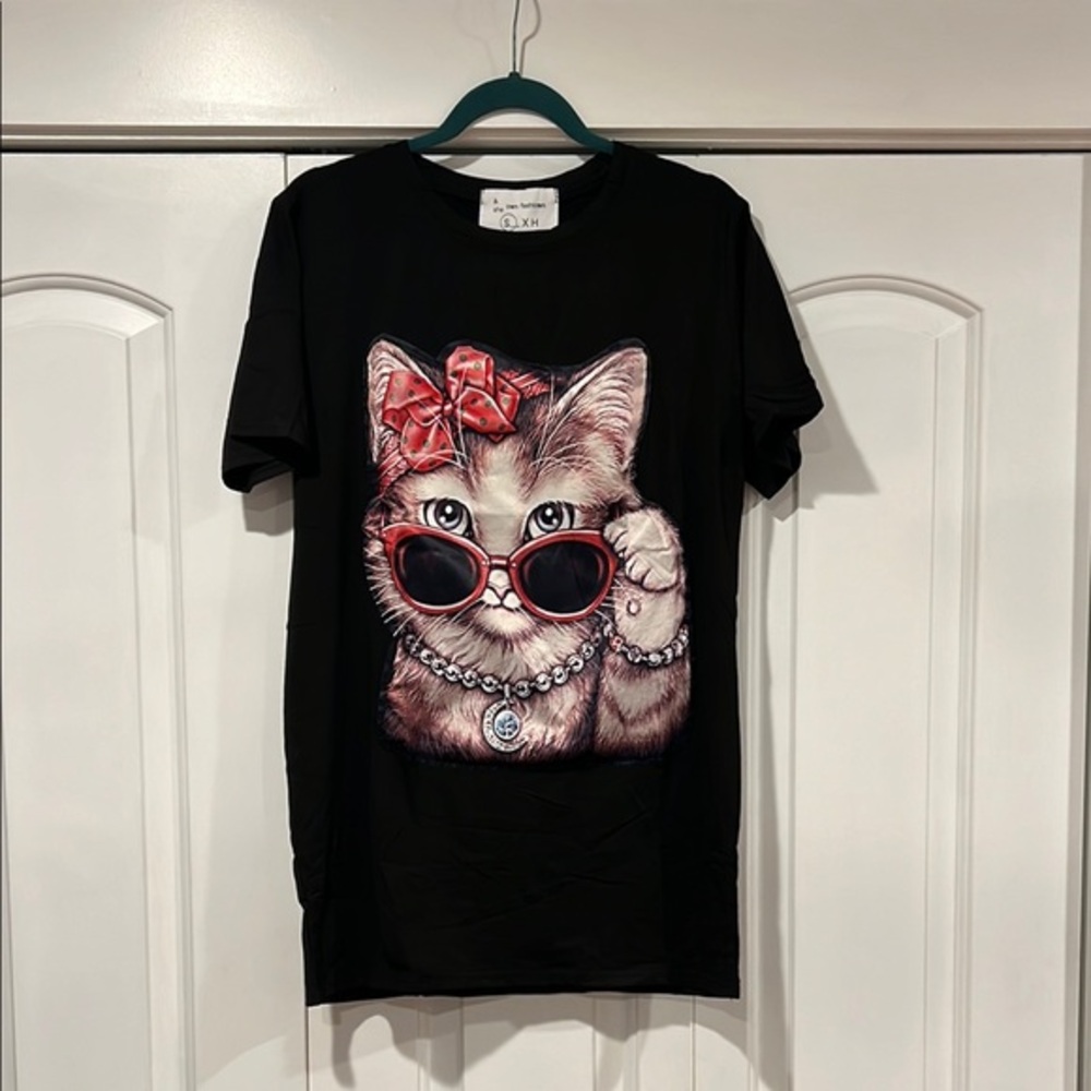 Chic Cat Graphic T-Shirt -‎ Black & Red small